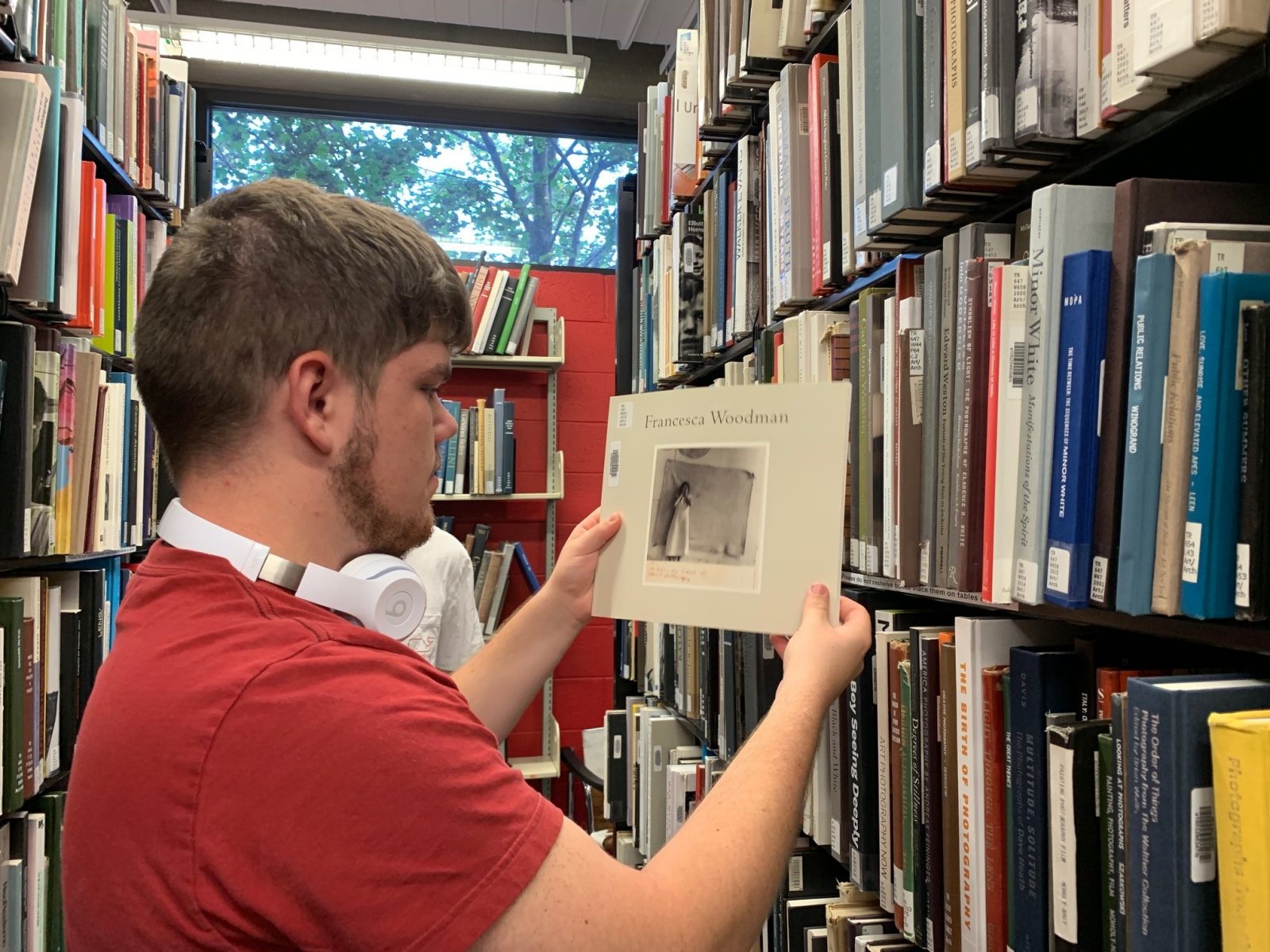 Students exploring the Art & Architecture Library as part of the AAD 1004 course.